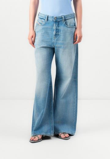 Клешеные джинсы
