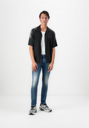 Узкие джинсы