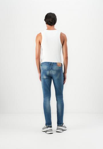 Узкие джинсы