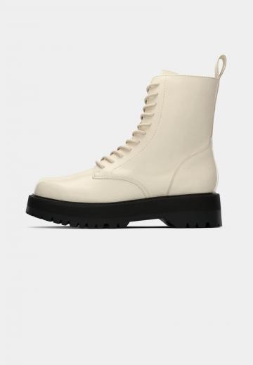 Ботинки на шнуровке