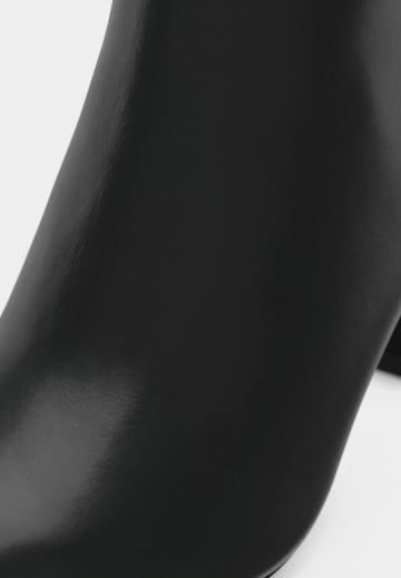 Полусапожки на высоком каблуке