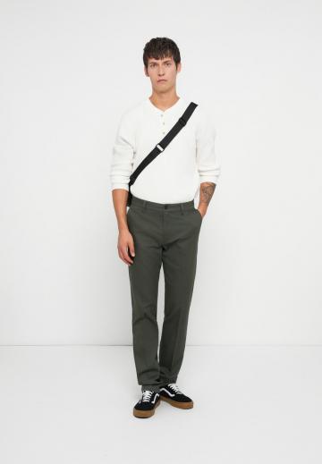 Брюки с накладными карманами