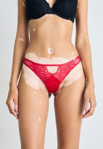 Трусы на бедрах