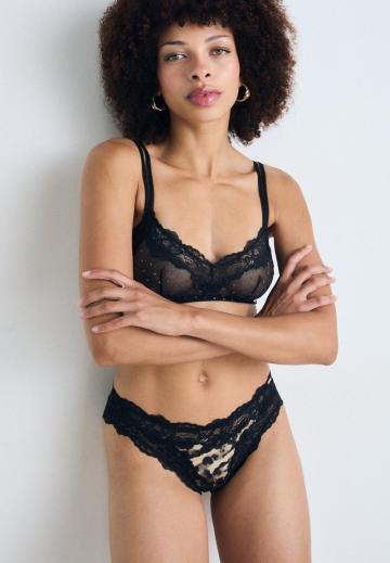 Трусы на бедрах