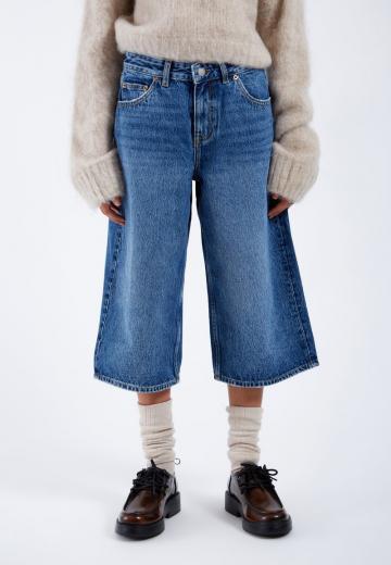 Короткие джинсы