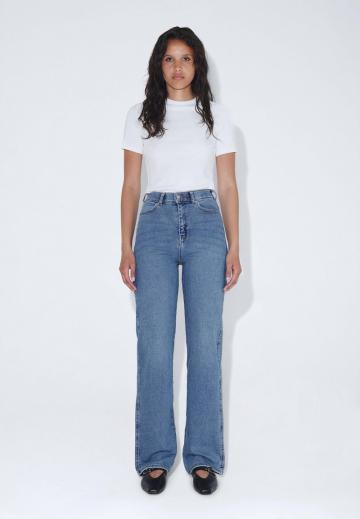 Прямые джинсы