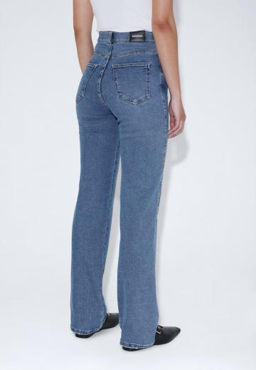 Прямые джинсы