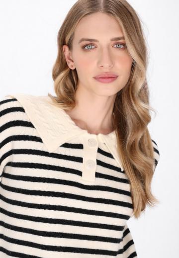 Пуловер в полоску