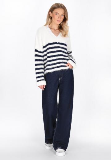 Пуловер в полоску