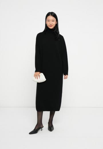 Вязаное платье