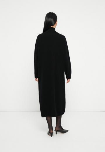 Вязаное платье