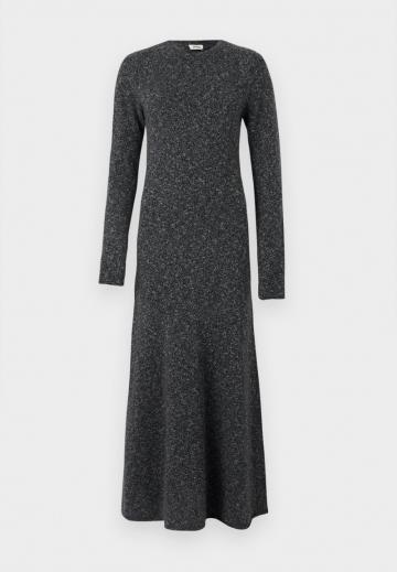 Вязаное платье