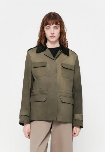 Куртка с накладнымит карманами