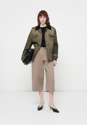 Куртка с накладнымит карманами