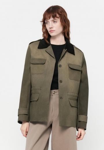 Куртка с накладнымит карманами