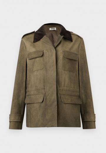 Куртка с накладнымит карманами