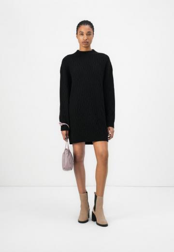 Вязаное платье