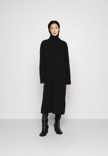 Вязаное платье