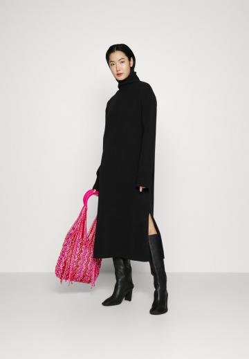 Вязаное платье