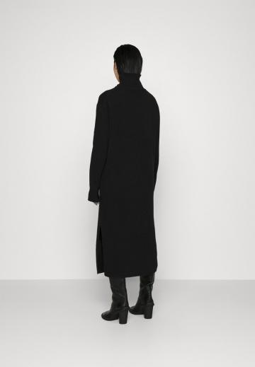 Вязаное платье