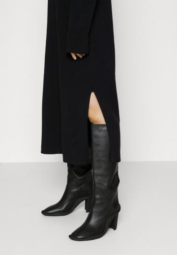 Вязаное платье