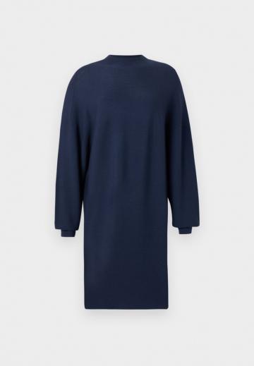 Вязаное платье