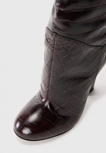 Высокие сапоги