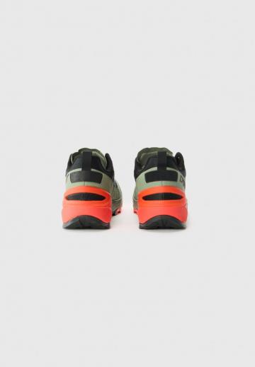 Походные кроссовки