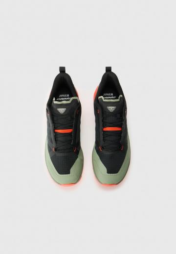 Походные кроссовки