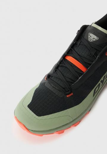 Походные кроссовки