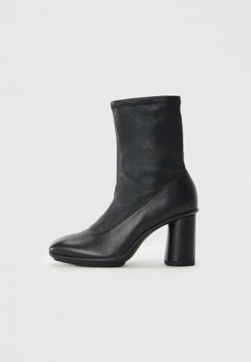 Высокие сапоги