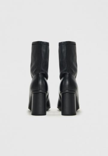 Высокие сапоги