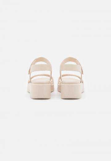 Босоножки на танкетке