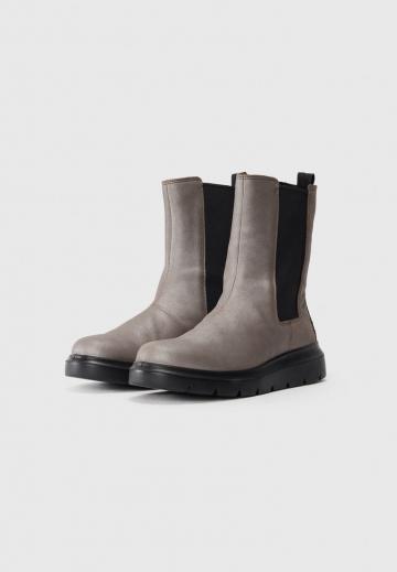 Сапожки на танкетке