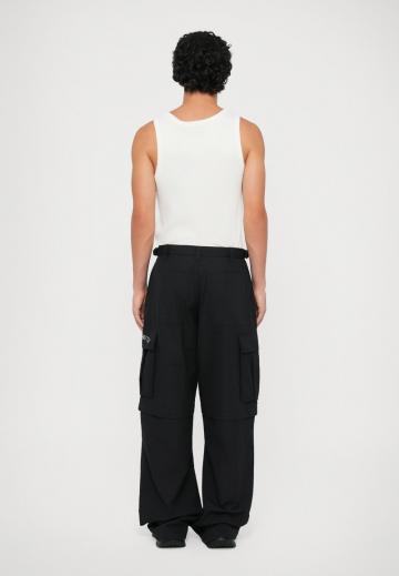 Брюки с накладными карманами