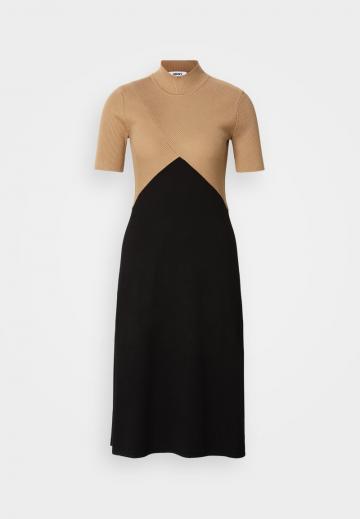 Вязаное платье