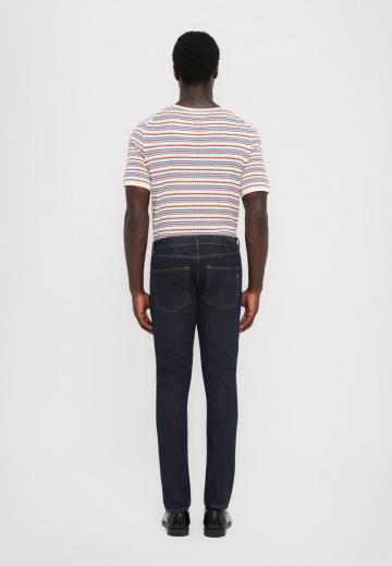 Узкие джинсы