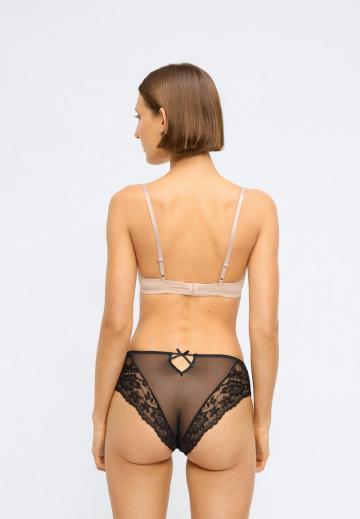 Трусы на бедрах