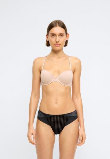 Трусы на бедрах