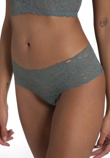 Трусы на бедрах