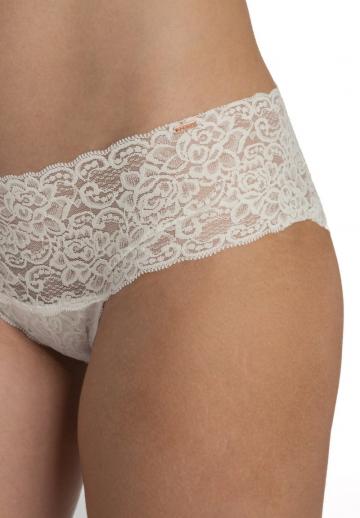 Трусы на бедрах