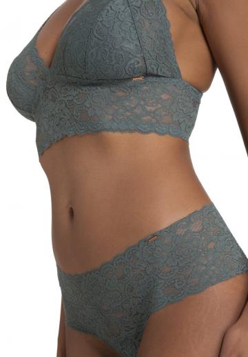 Трусы на бедрах