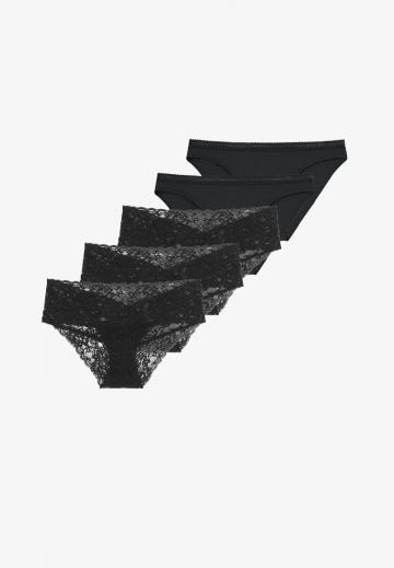 Трусы на бедрах