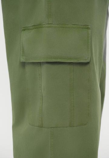 Брюки с накладными карманами