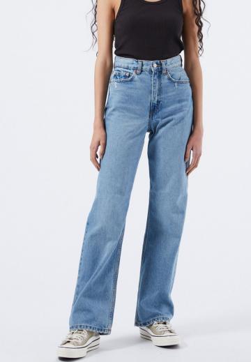 Прямые джинсы