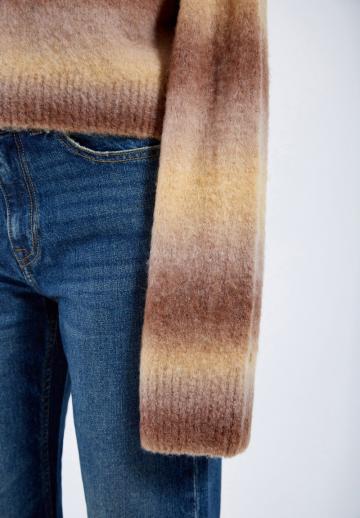 Пуловер в полоску