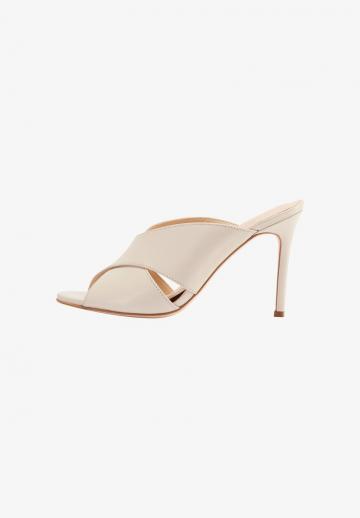 Босоножки на каблуке