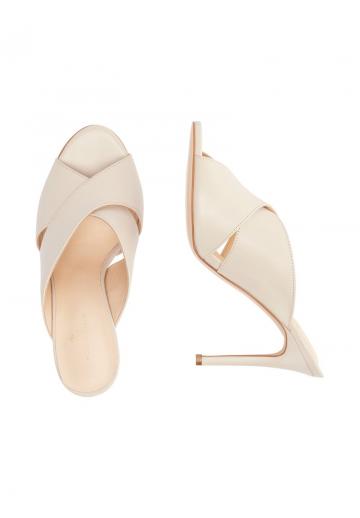 Босоножки на каблуке