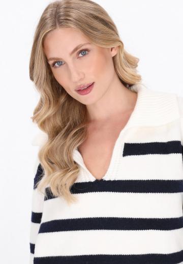 Пуловер в полоску