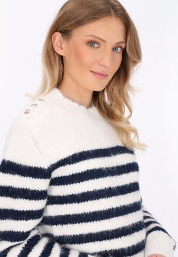 Пуловер в полоску